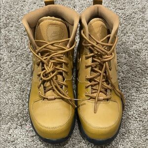 Nike Kids Sneakers in Tan and Brown